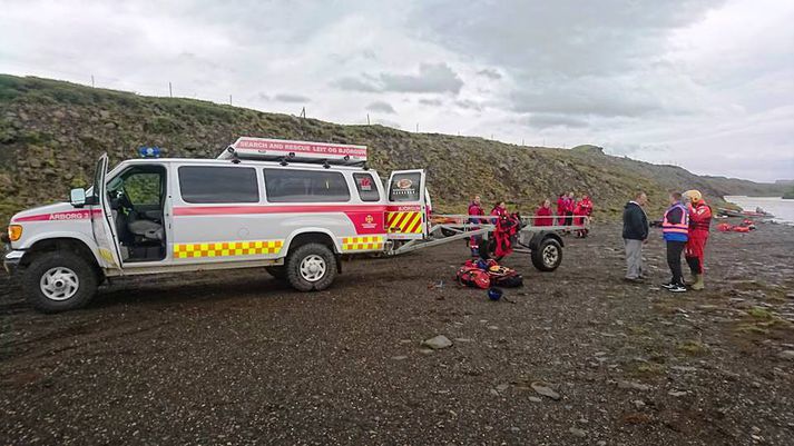 Um hundrað björgunarsveitarmenn eru á staðnum.