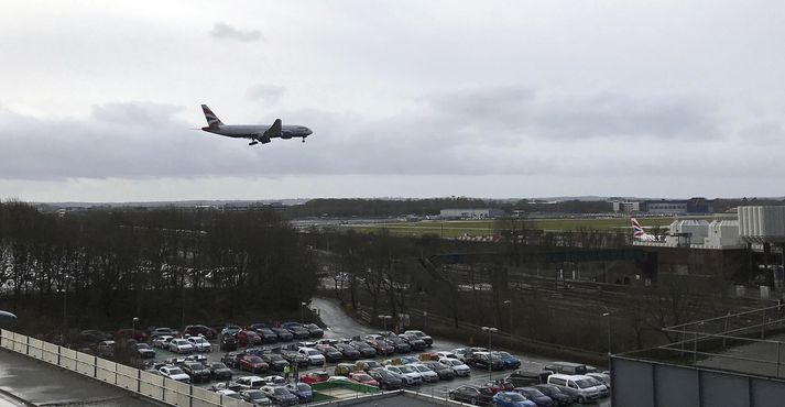 Búið er að opna Gatwick-flugvöllinn á ný eftir að flugvallaryfirvöld neyddust til að loka honum og stöðva alla flugumferð vegna dróna sem var á sveimi yfir vellinum.