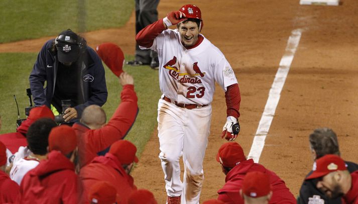 David Freese tryggir hér sínum mönnum sigurinn í nótt.
