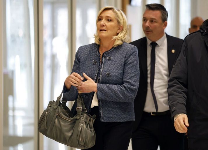 Marine Le Pen í dómshúsinu í París í morgun.