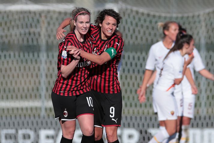 Valentina Giacinti, fyrirliði AC Milan, fagnar Berglindi eftir fyrra mark hennar í dag.