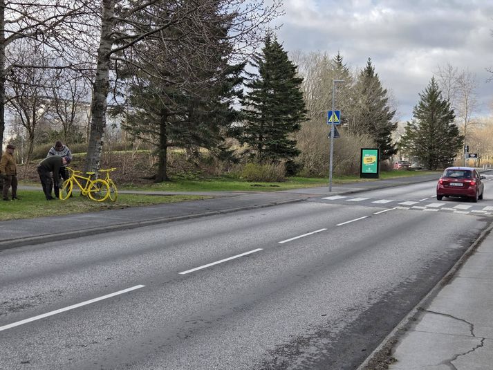 Tvö hjól voru sett við Reykjaveg þar sem ekið var á tvö börn á hjólum síðasta vetur. 