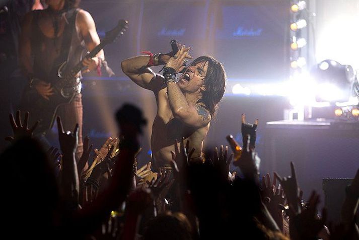 Tom Cruise fer með hlutverk Stacee Jaxx í söngvamyndinni Rock of Ages sem frumsýnd var í gær.