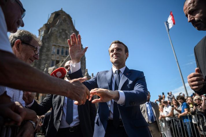 Emmanuel Macron forseti Frakklands hitti kjósendur fyrir utan kjörstað í París í dag.