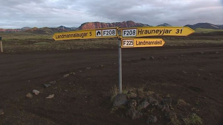 Dæmi er um nýbyggt hús innan miðhálendis sem notað er í ferðaþjónustu án þess að vera skráð fasteign. Ekki eru greidd opinber gjöld af óskráðum húsum.