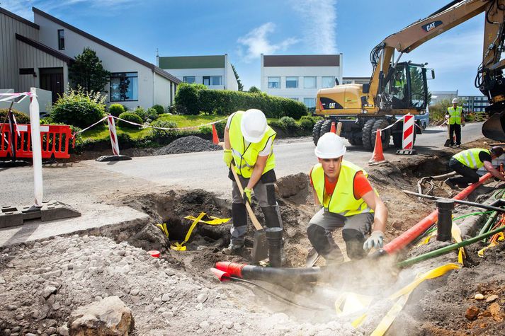 Starfsmenn Gagnaveitu Reykjavíkur vinna við að leggja ljósleiðara í jörð.