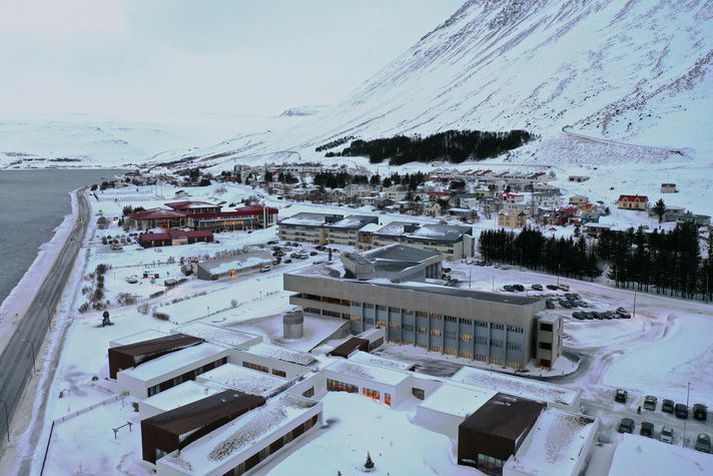 Snævi þakinn Ísafjörður þar sem lögreglumenn á vegum héraðssaksóknara réðust í húsleit fyrir helgi.