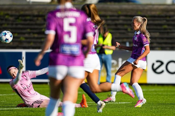 Kara Guðmundsdóttir vippar yfir Önnu Arnarsdóttur, markvörð Keflavíkur.