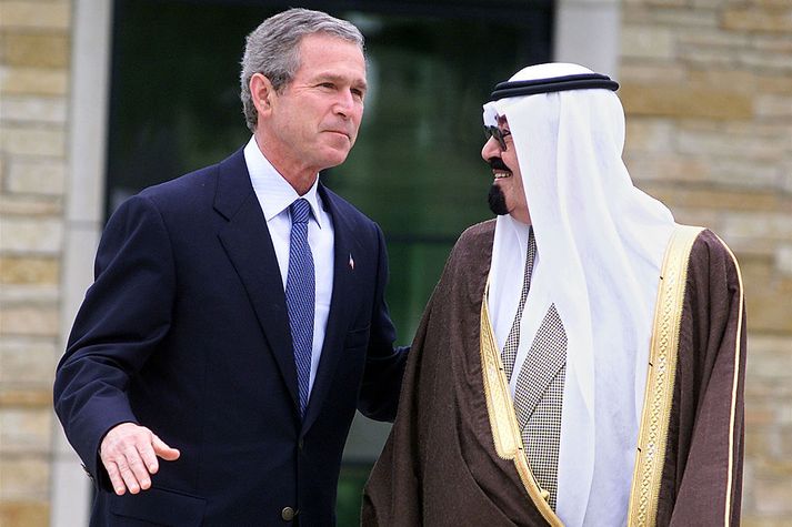 George W. Bush þá Bandaríkjaforseti á spjalli við Abdullah Stand þáverandi krónprins af Sádi-Arabíu í Texas í apríl árið 2002.
