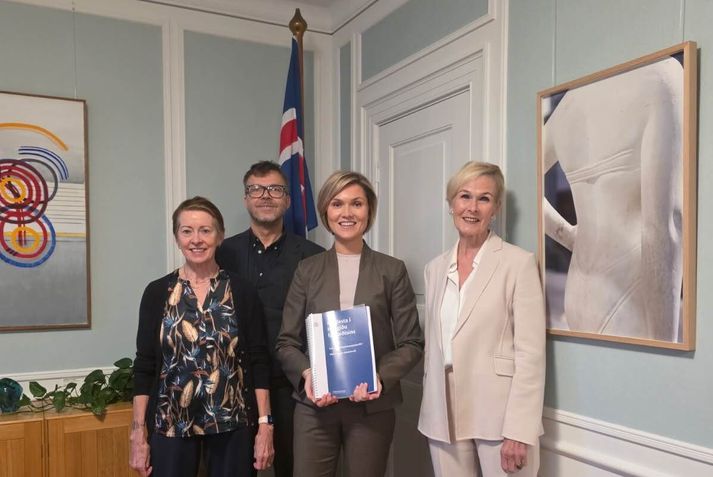 Þau Sigurbjörg Sigurgeirsdóttir, Páll Þórhallsson og Ragnhildur Hjaltadóttir afhentu Kristrúnu Frostadóttur skýrsluna í forsætisráðuneytinu en í starfshópnum sat einnig Haraldur Steinþórsson sem ekki er á myndinni.