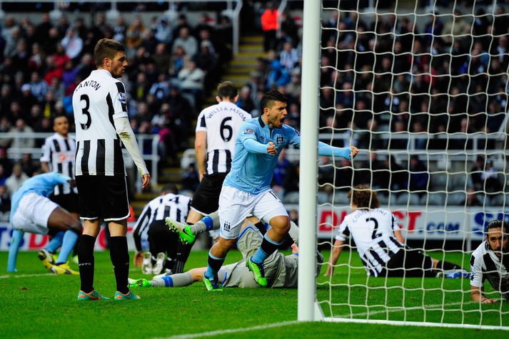 Sergio Agüero fagnar þriðja marki City sem Yaya Touré skoraði.