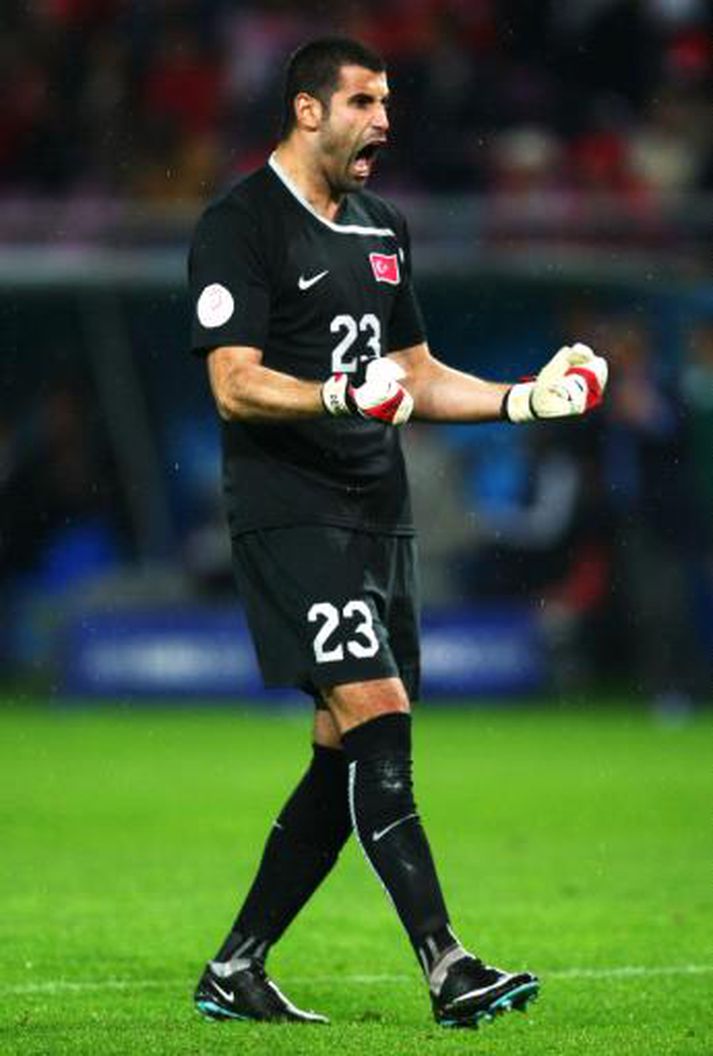 Volkan Demirel, markvörður Tyrkja, fagnar hér sigurmarki sinna manna. Stuttu síðar fékk hann rauða spjaldið.