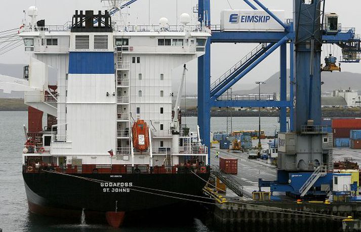 Skipverjum var boðin áfallahjálp þegar Goðafoss kom til Færeyja í gær. Skipið sigldi eftir það áleiðis til Bretlands. Fréttablaðið/pjetur