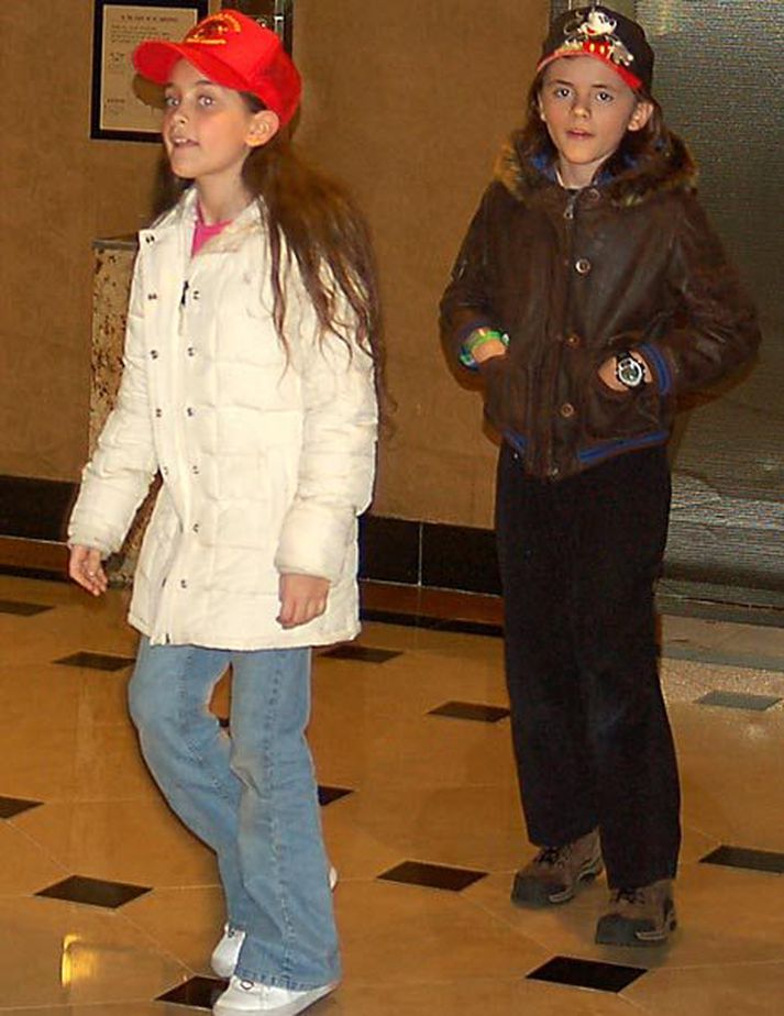 Talið er að þetta séu hin níu ára Paris og Prince Jackson, tíu ára.