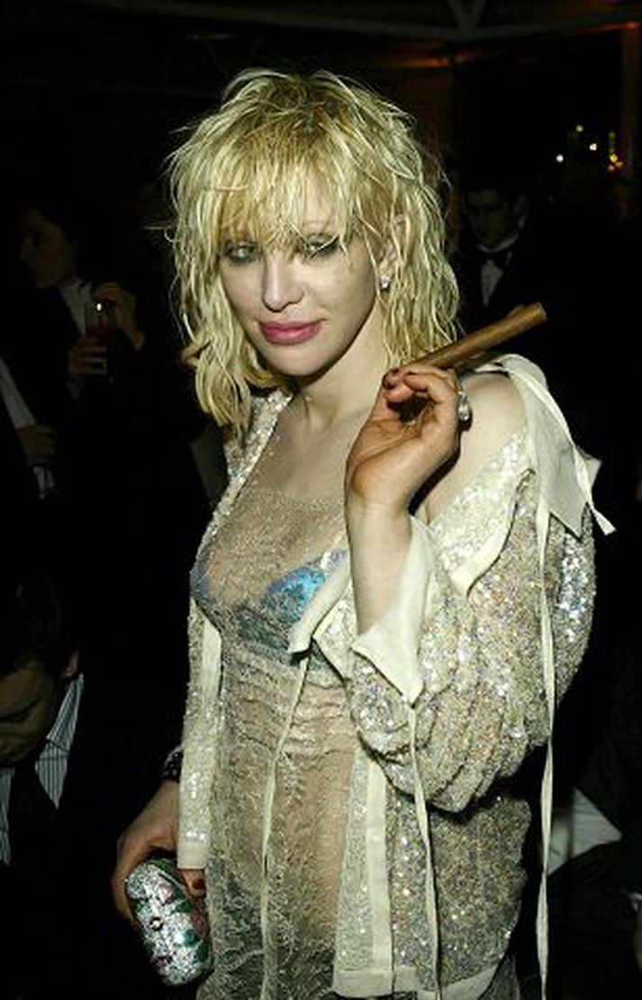 Courtney Love segir heimili sitt líkjast grafhýsi og áformar að bjóða eigur eiginmanns síns heitins upp.