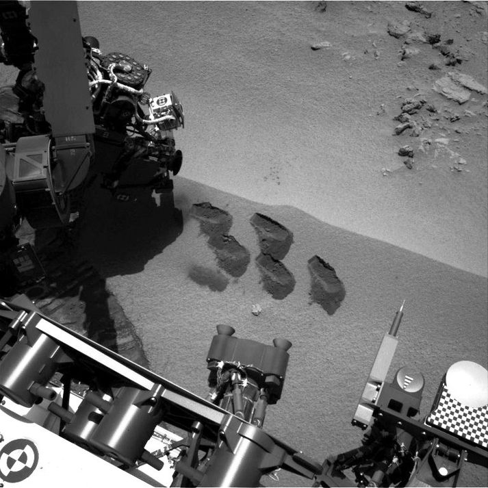 Eins og sjá má hefur Curiosty leikið sér í sandinum á Mars.