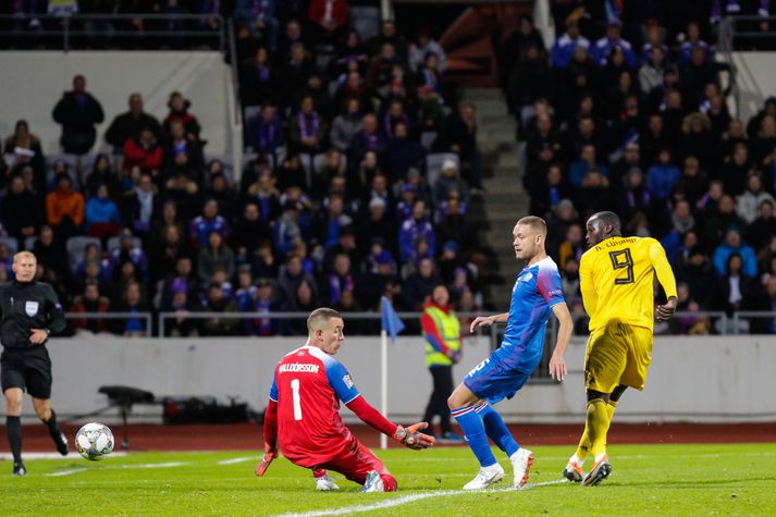 Sverrir Ingi í baráttu við Romelu Lukaku í kvöld.