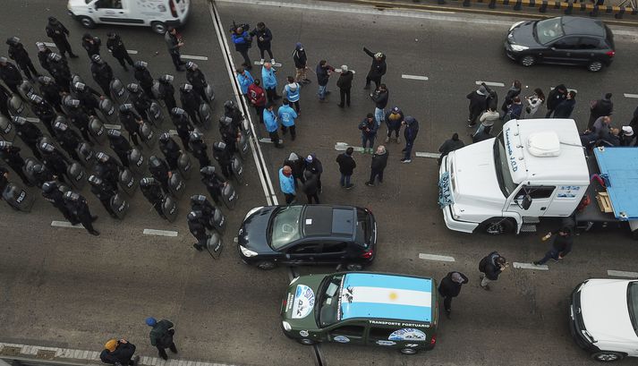 Lögregla hindrar vörubílstjóra frá því að keyra í átt að miðbæ Buenos Aires, höfuðborgar Argentínu, þar sem þeir ætluðu að mótamæla.