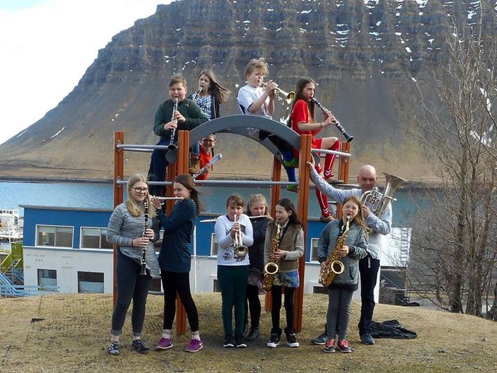 Einar Bragi, skólastjóri Tónlistarskóla Vesturbyggðar, ásamt nokkrum nemendum sínum.