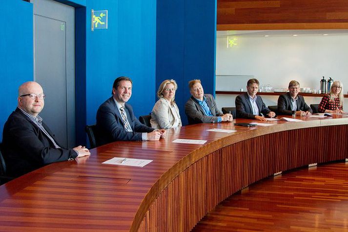 Reynir Jónsson, Ármann Kr. Ólafsson, Guðrún Ágústa Guðmundsdóttir, Jón Gnarr, Gunnar Einarsson, Haraldur Sverrisson og Ásgerður Halldórsdóttir, við undirritunina.