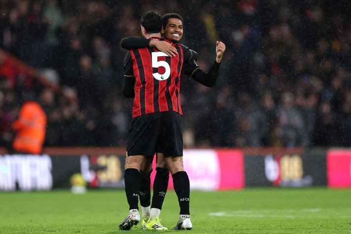 Amine Adli og Marcos Senesi fagna sigurmarki Bournemouth en Adli skoraði sigurmarkið í uppbótartíma.