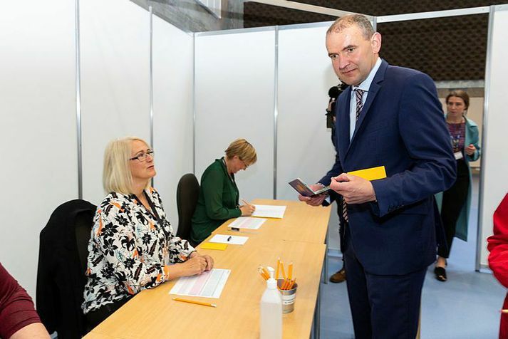 Guðni Th. Jóhannesson kýs í forsetakosningunum fyrir fjórum árum.