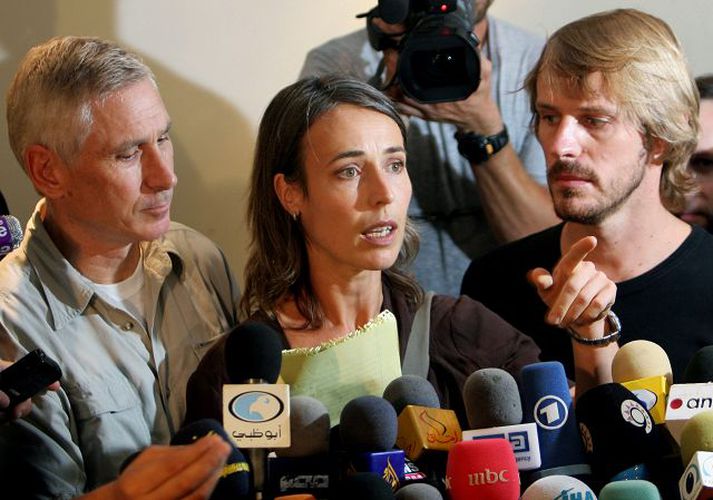 Frelsinu fegnir Anita McNaught, í miðju, eiginkona Fox-myndatökumannsins Olafs Wiig, talar á blaðamannafundi á hóteli í Gaza-borg í gær með eiginmanninn sér á vinstri hönd en hinn gíslinn, Steve Centanni, á þá hægri.