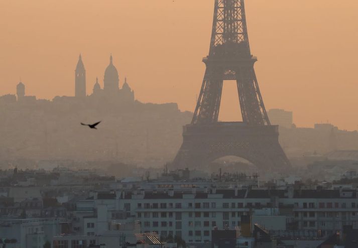 Eiffel-turninn í mengunarmistri yfir París.