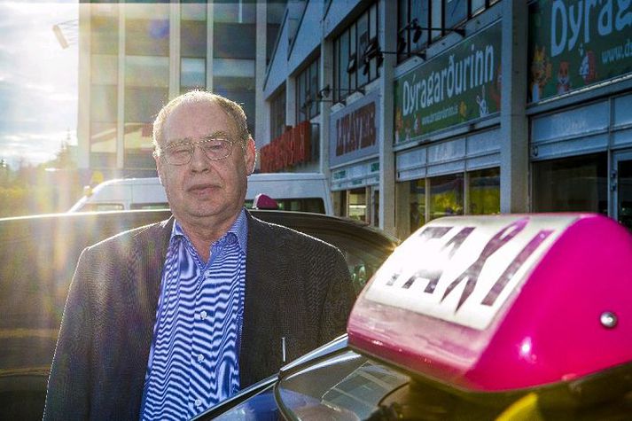 Sæmundur Sigurlaugssonsegir leigubílastöðina greiða Krabbameinsfélaginu 12 krónur af hverri pantaðri ferð.