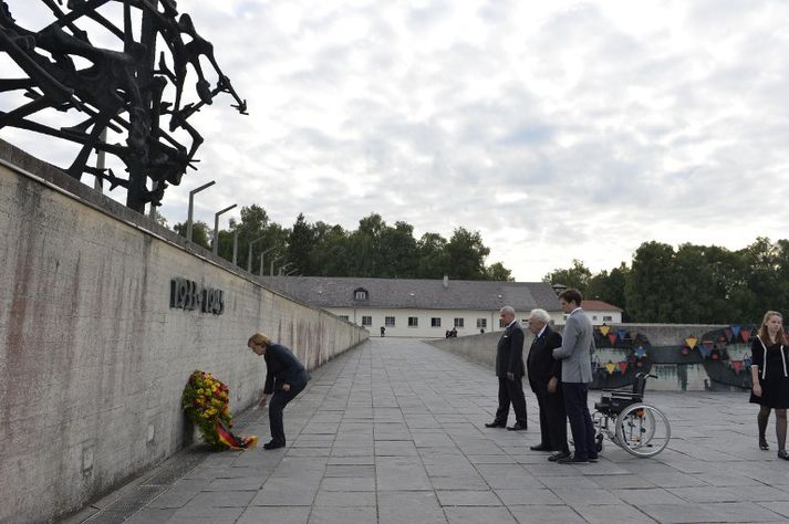Merkel leggur blómsveig til minningar um þá sem létust í Dachau.