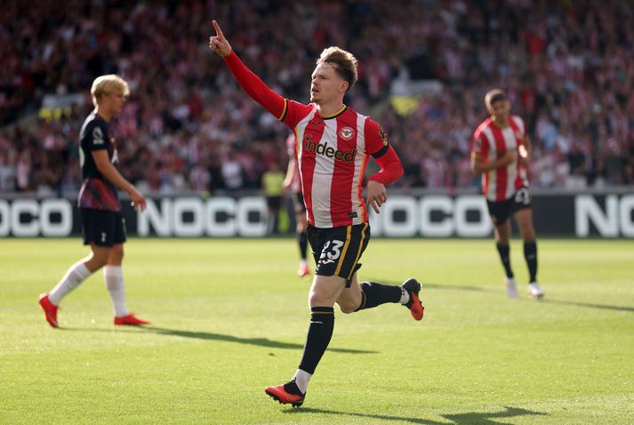 Keane Lewis-Potter fagnar eftir að hafa komið Brentford yfir gegn Tottenham.