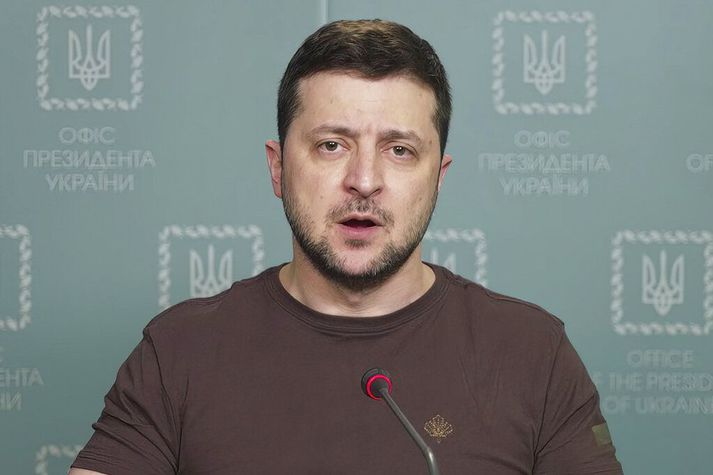 Zelenskyy segist vera forseti siðmenntaðrar þjóðar sem hvorki eigi né ætli að koma sér upp gereyðingarvopnum. Hann óttast hins vegar að ásakanir Rússa í þeim efnum séu til marks um að þeir hyggist beita efnavopnum í innrás sinni í Úkraínu.