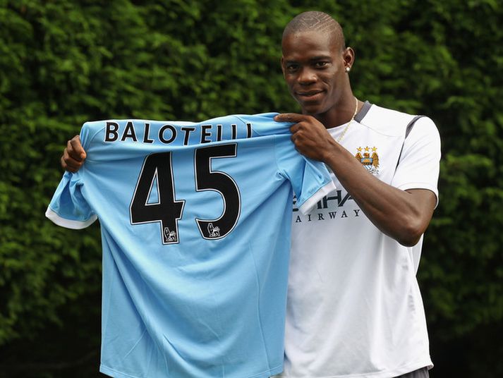Mario Balotelli með Manchester City treyjuna sína.