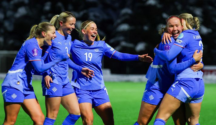 Systurnar Hlín og Arna Eiríksdætur féllust í faðma eftir að sú fyrrnefnda skoraði í kvöld.