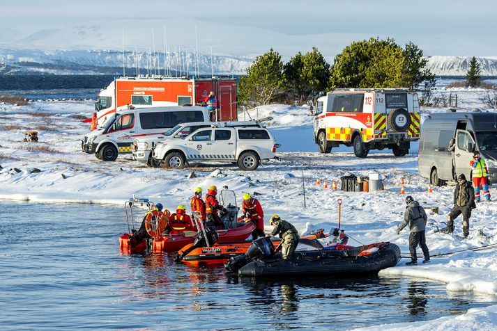 Endurheimt vélarinnar og líkamsleifa þeirra sem voru um borð kallar á mikinn viðbúnað við og á vatninu.