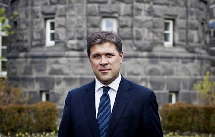 Fjármálaráðherra og forsætisráðherra óskuðu eftir því við oddvita stjórnarandstöðuflokkanna að Alþingi yrði ekki sett fyrr en fyrsta október.