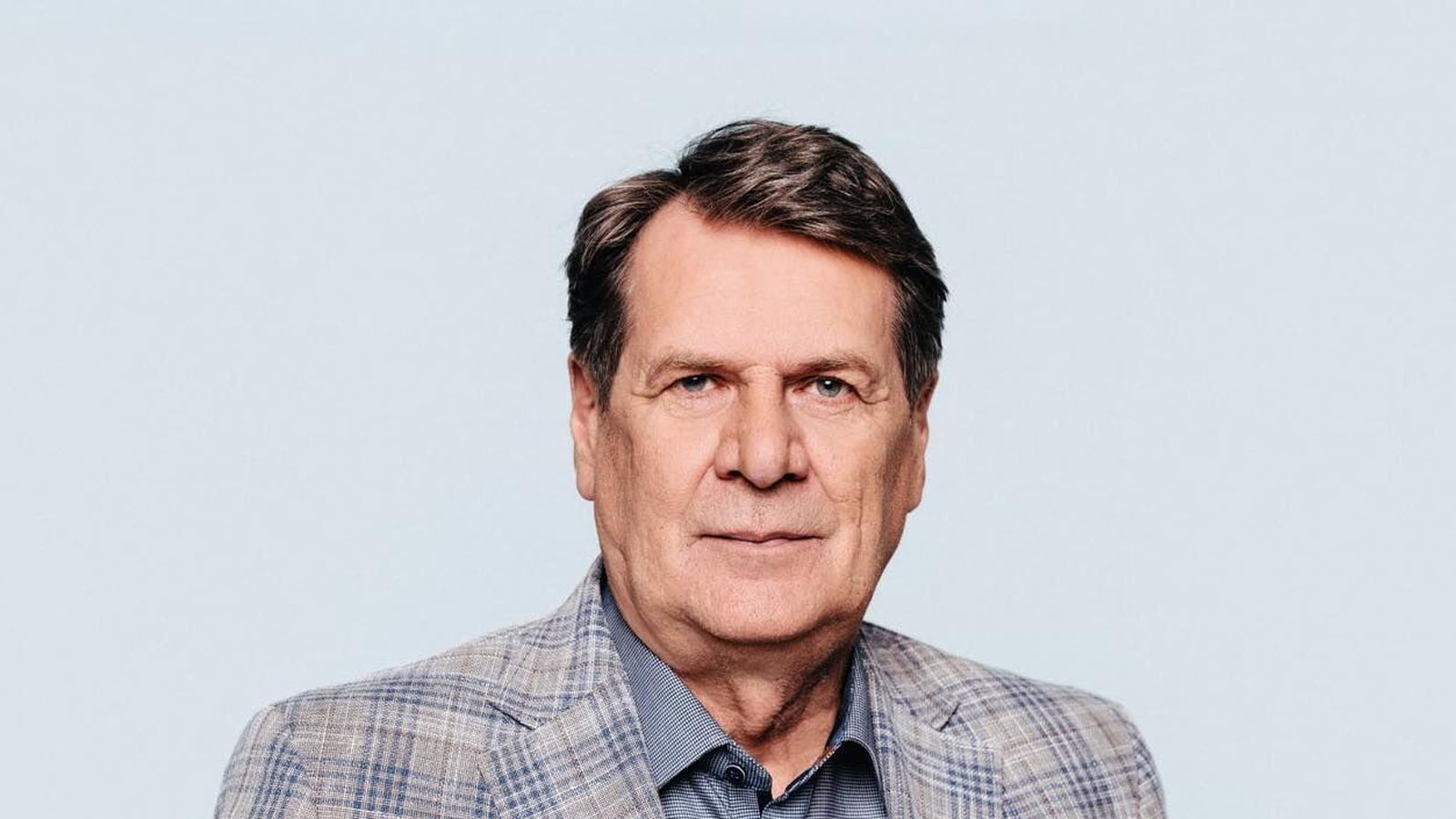 Af hlut­leysis­stefnu ríkisút­varpsins og fall­ein­kunn fjár­málaráðs