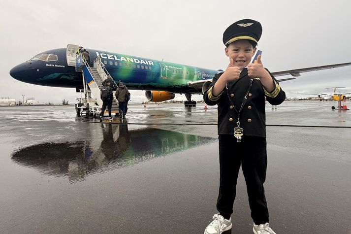 Hinn fimm ára gamli Hermann Steinn mætti í flugstjórabúningi til að kveðja Norðurljósaflugvélina.