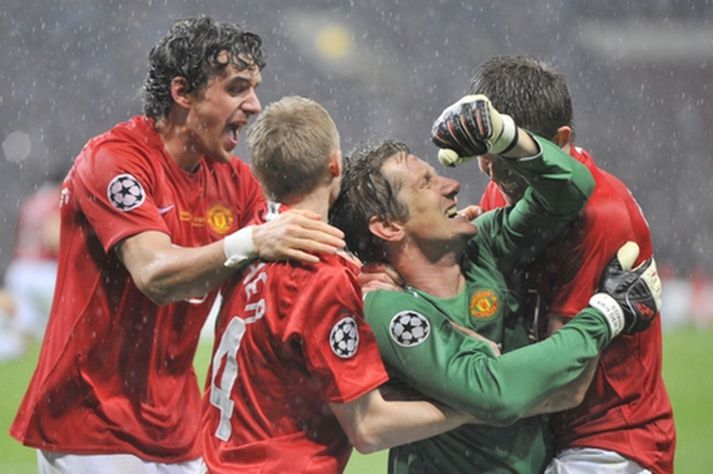 Edwin van der Sar á góðri stundu með liðsfélögum sínum í United.