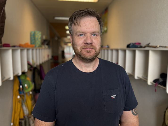 Egill Hjaltalín myndlistarkennari í grunnskólanum í Stykkishólmi hefur sterkar skoðanir á því sem þarf að gera í atvinnumálum í bænum. 