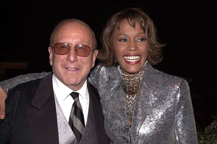 Clive Davis samdi við Whitney Houston árið 1983 en frá því að hann uppgötvaði hana, þegar hún var ekki nema 19 ára gömul, var Davis leiðbeinandi hennar, upptökustjóri og náinn vinur.