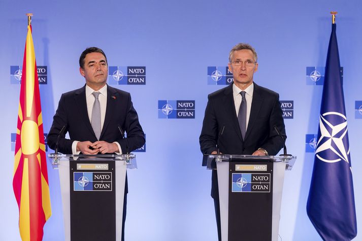 Nikola Dimitrov, utanríkisráðherra Makedóníu, og Jens Stoltenberg, framkvæmdastjóri NATO.