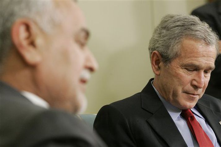 George Bush, Bandaríkjaforseti, á fundi sínum með Tariq al-Hashemi, varaforseta Íraks, í Washington í gær.