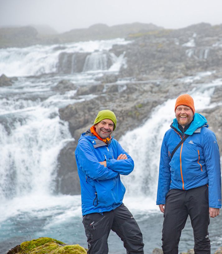 Steve Carver og Snæbjörn Guðmundsson við Hvalárfoss. Vatnsmagn í fossinum mun minnka verulega.