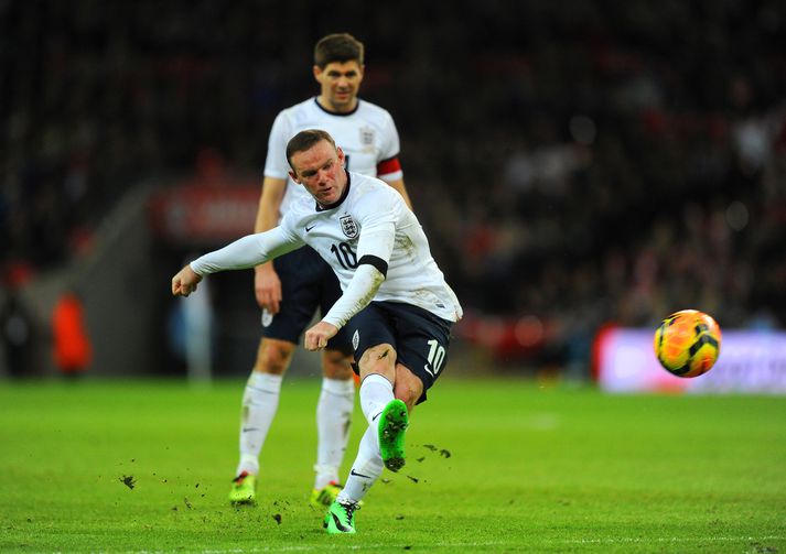 Wayne Rooney með núverandi fyrirliða enska landsliðsins, Steven Gerrard, fyrir aftan sig.