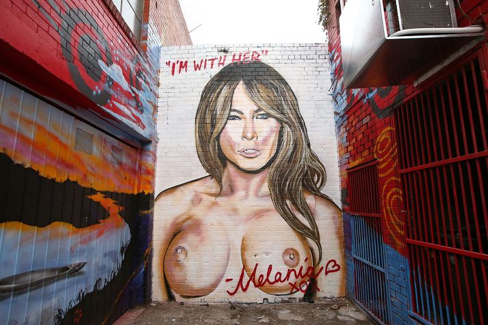 Graffari í Ástralíu skreytti í vikunni vegg með eftirmynd af nektarmyndunum af Melaniu.