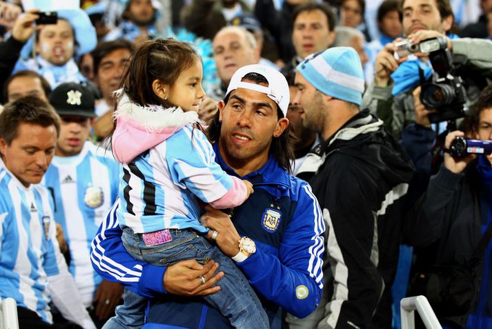 Carlos Tevez með dóttur sinni.