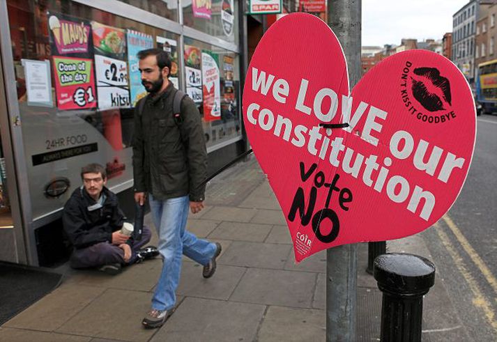Kosningaspjald á ljósastaur í Dublin, þar sem Írar eru hvattir til þess að hafna Lissabon-sáttmálanum. nordicphotos/AFP
