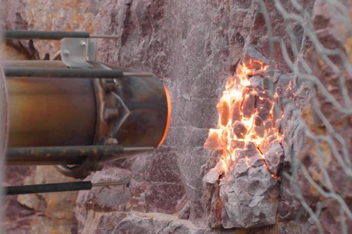 Borvélmenni bandaríska fyrirtækisins Petra. Plasma-ljósboginn splundrar berginu.