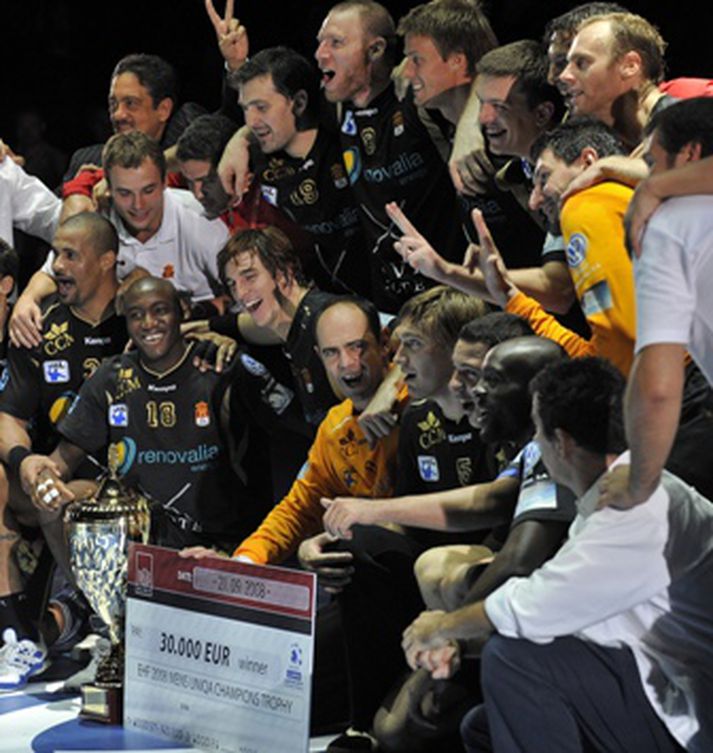 Ólafur er hér efst til hægri að fagna sigrinum með félögum sínum